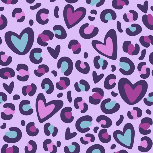Leo Herzen â Lila Kinderstoff mit modernem Leoprint & Herzen auf Flieder.
