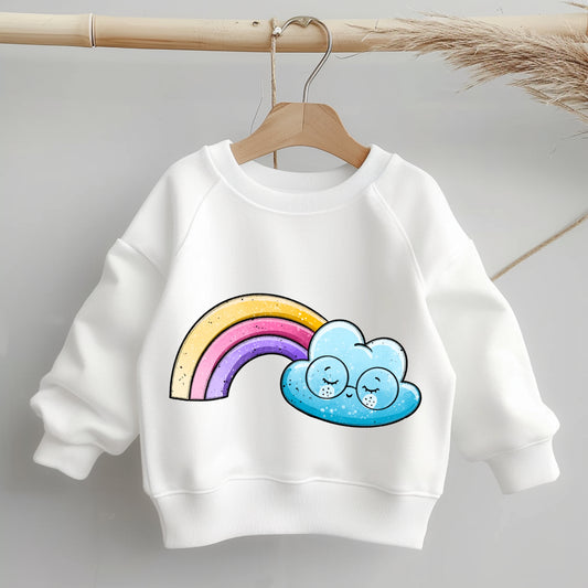 „Mockup eines Kinder-Sweaters: mittig auf der Brust das Motiv ‚Regenbogenwölkchen‘ – blaue Wolke mit Brille neben einem bunten Regenbogen; zeigt Größe und Platzierung des Bügelbilds auf Kleidung.“