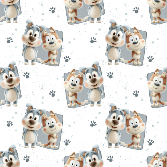 Nahtloses Stoffdesign „Geschwisterhunde“ mit zwei fröhlichen Hunden: einer in Grau, einer in Beige, beide mit großen Augen und rosigen Wangen. Hintergrund mit zarten Farbklecksen und kleinen Pfotenabdrücken.