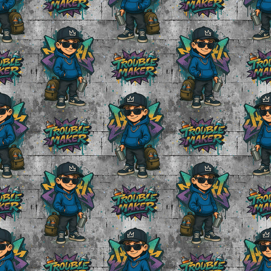 Nahtloser Stoff mit Graffiti-Motiv: Ein lässiger Junge mit Kappe, Sonnenbrille und Spraydose steht vor einer bunten Wand mit „Trouble Maker“-Schriftzug – urbaner Streetstyle in kräftigen Farben auf grauer Beton-Optik.
