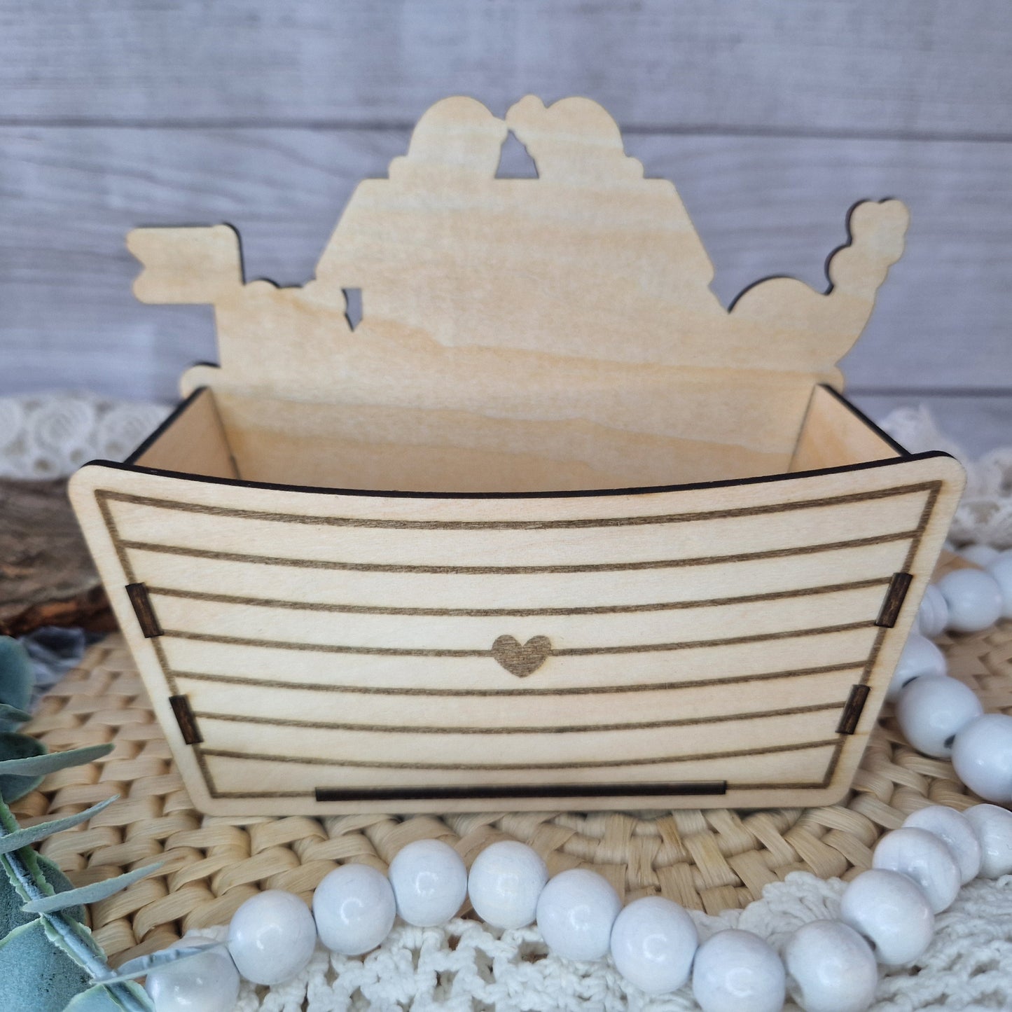 Rückseite der Arche Noah mit kleinem Herz graviert