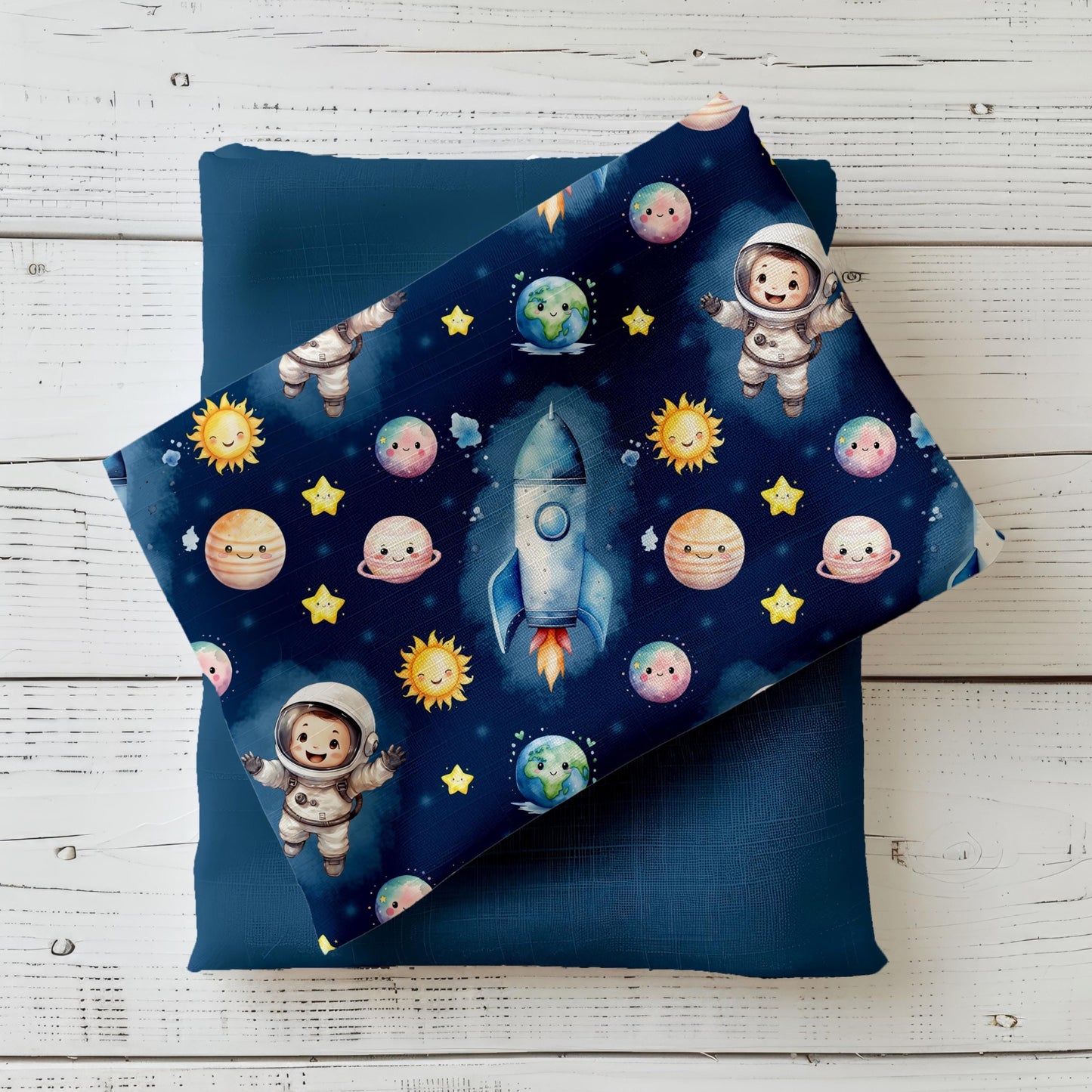 Hochwertiger Kinderstoff mit Astronauten, Raketen und Planeten auf dunklem Hintergrund – ideal für Baby- & Kinderkleidung.