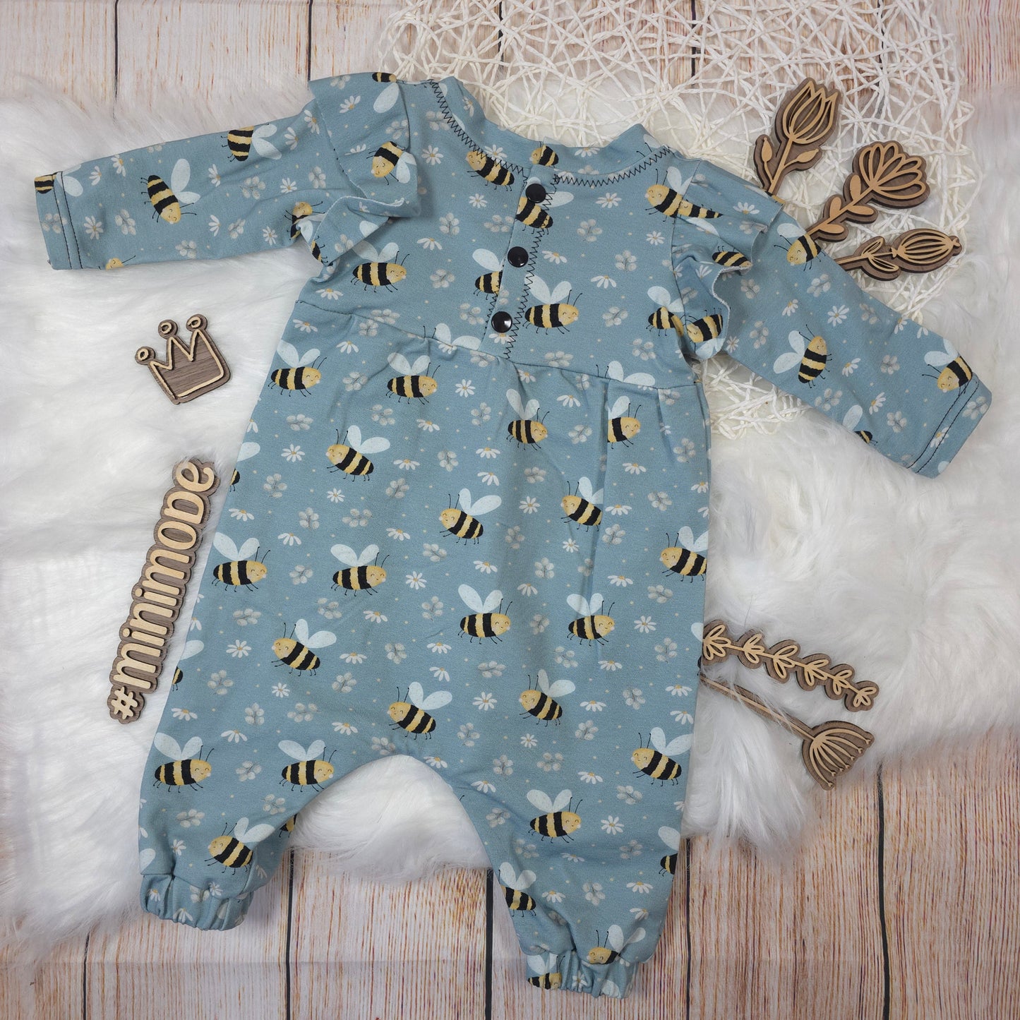 RĂŒckseite Baby Jumpsuit Bienen 62 aus Jersey handgenĂ€ht mit Druckknöpfen