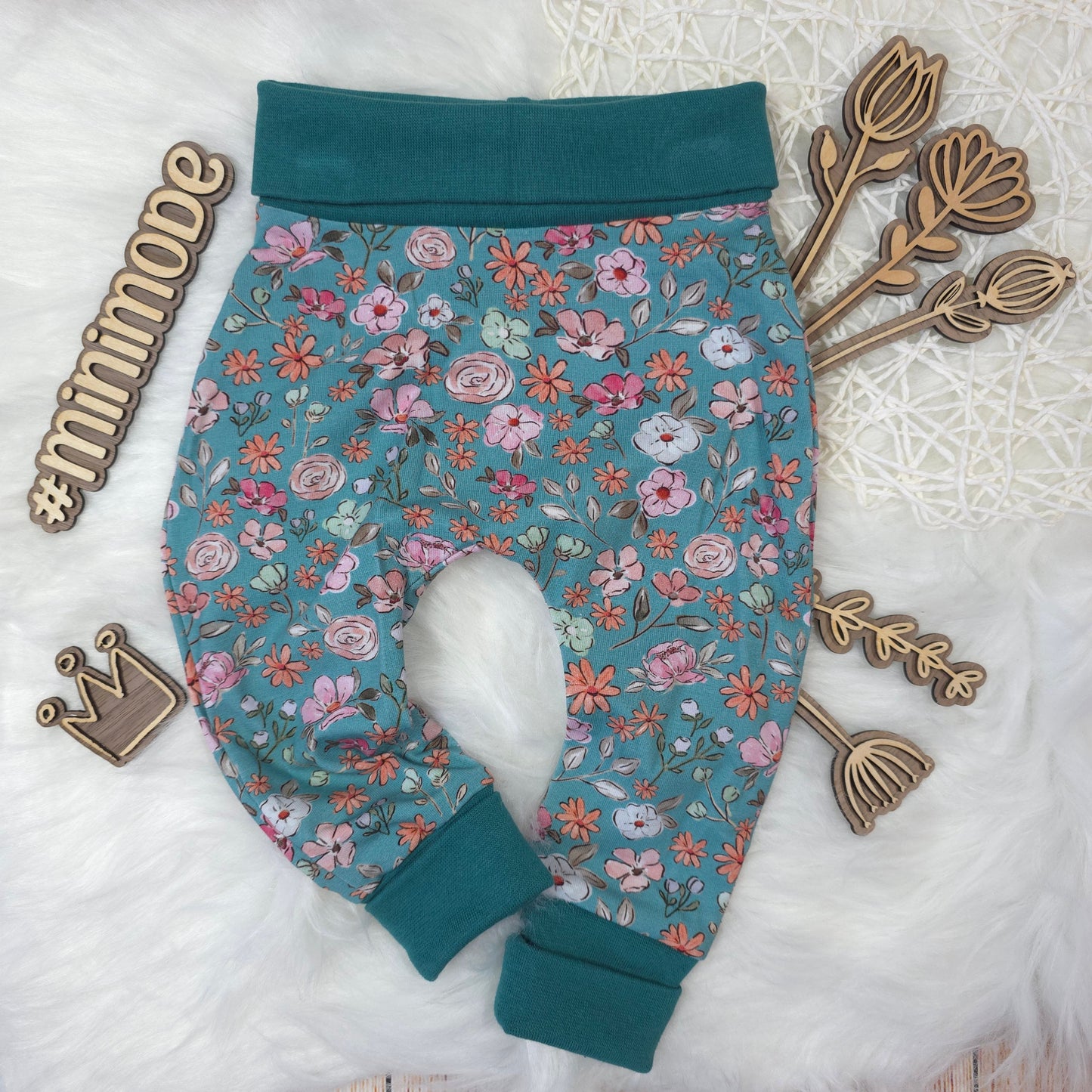 Baby Pumphose Größe 62 mit Blumenmuster aus Jersey grün rosa handgemacht