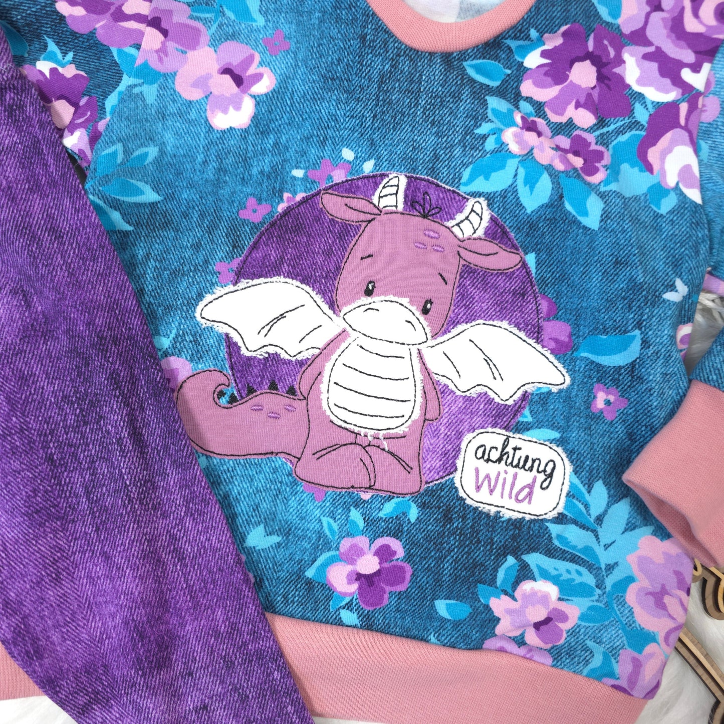 Detailaufnahme Drachen Stickerei âAchtung wildâ Baby Set 62/68 handgenĂ€ht
