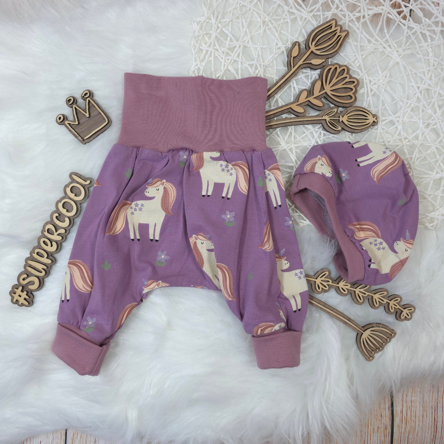 Baby Set Größe 56/62 mit Pumphose und Mütze im Einhorn Design in lila aus Jersey handgemacht