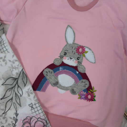 Detailaufnahme Pullover mit Häschen Stickerei Baby Set 62/68 handgenäht