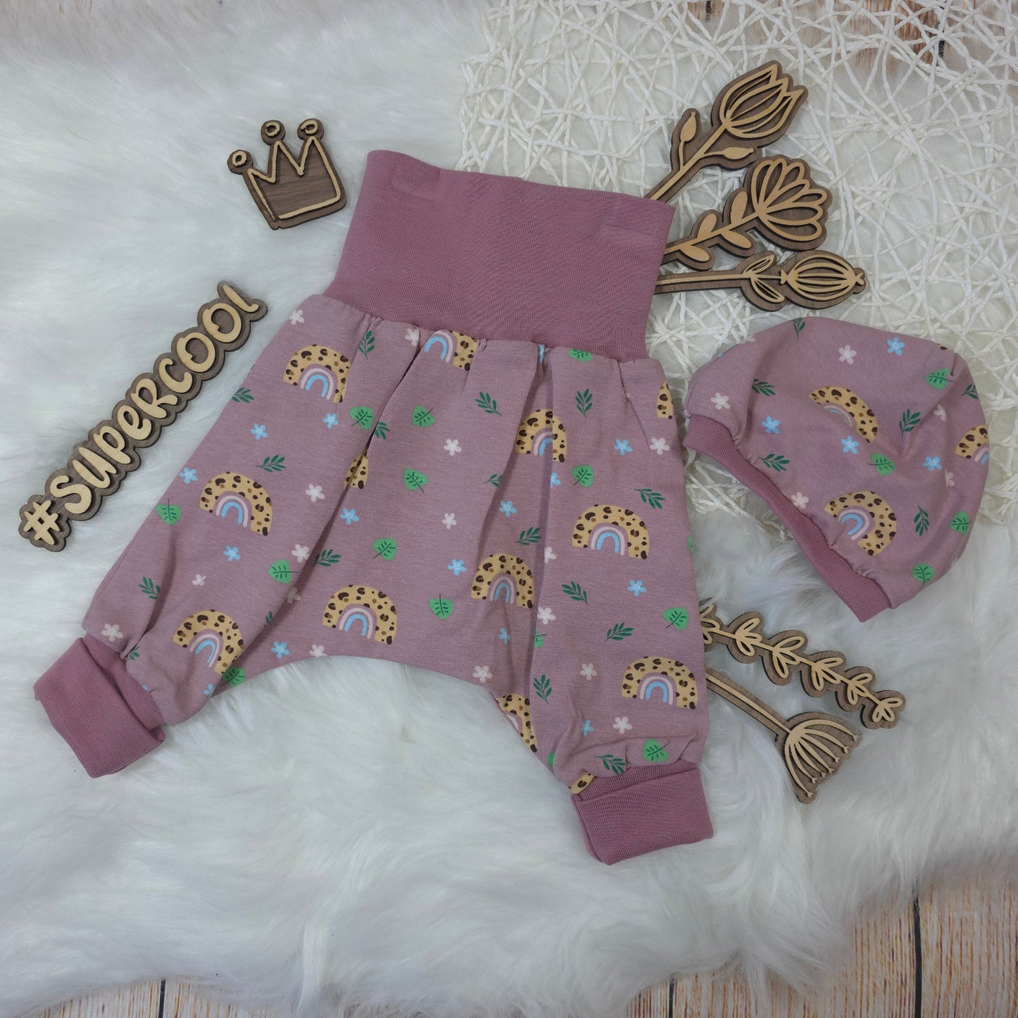 Baby Set Größe 56/62 mit Pumphose und Mütze im Regenbogen Design in rosa aus Jersey handgemacht