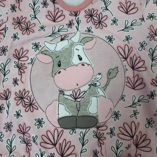 Detailaufnahme Kuh Stickerei auf Babyshirt rosa Blumen Jersey handgemacht
