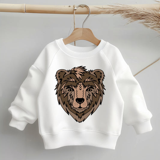 „Mockup eines Kinder-Sweaters: mittig auf der Brust das Bügelbild eines Bärenkopfs in Brauntönen; zeigt Größe und Platzierung des Motivs auf der Kleidung.“