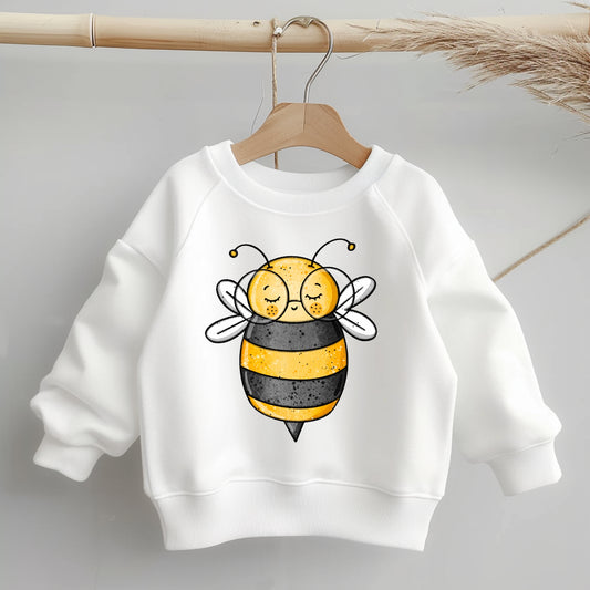 „Mockup eines Kinder-Sweaters: mittig auf der Brust das Bügelbild einer lächelnden Biene mit runder Brille; zeigt Größe und Platzierung des Motivs auf Kleidung.“