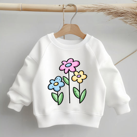 Kinder-Sweatshirt mit mittig platziertem Bügelbild „Blümchen-Trio“ – drei pastellfarbene Blumen, etwa handtellergroß.