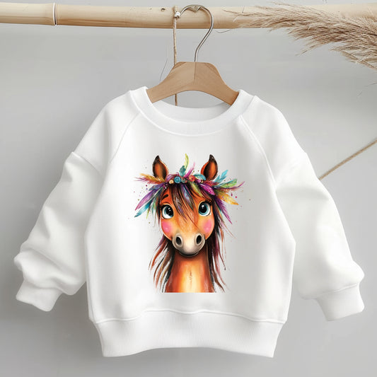 Boho Pferd mit buntem Federschmuck auf weißem Kinderpullover.