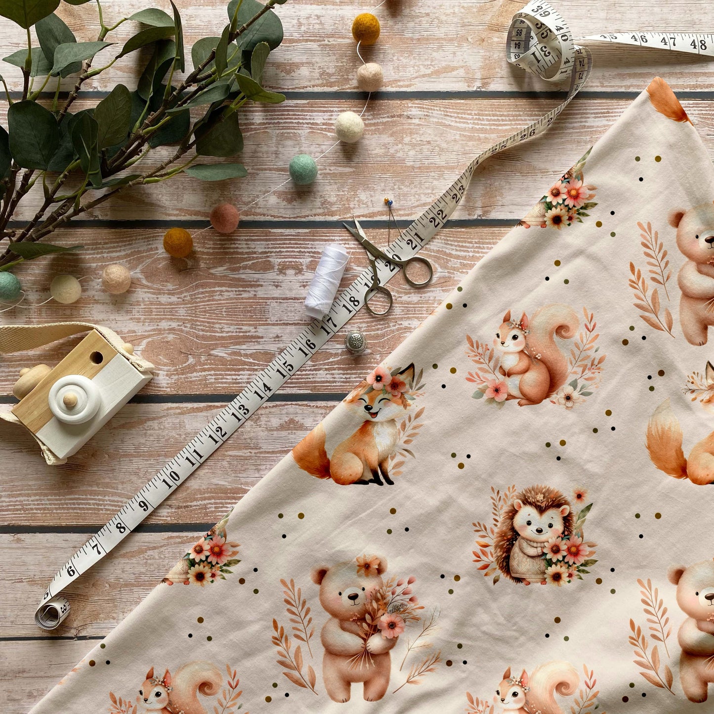 8. Handmade-Stoff „Boho Waldtiere“ für Baby- & Kinderkleidung – zauberhaftes Design mit Waldtieren & Blumen.