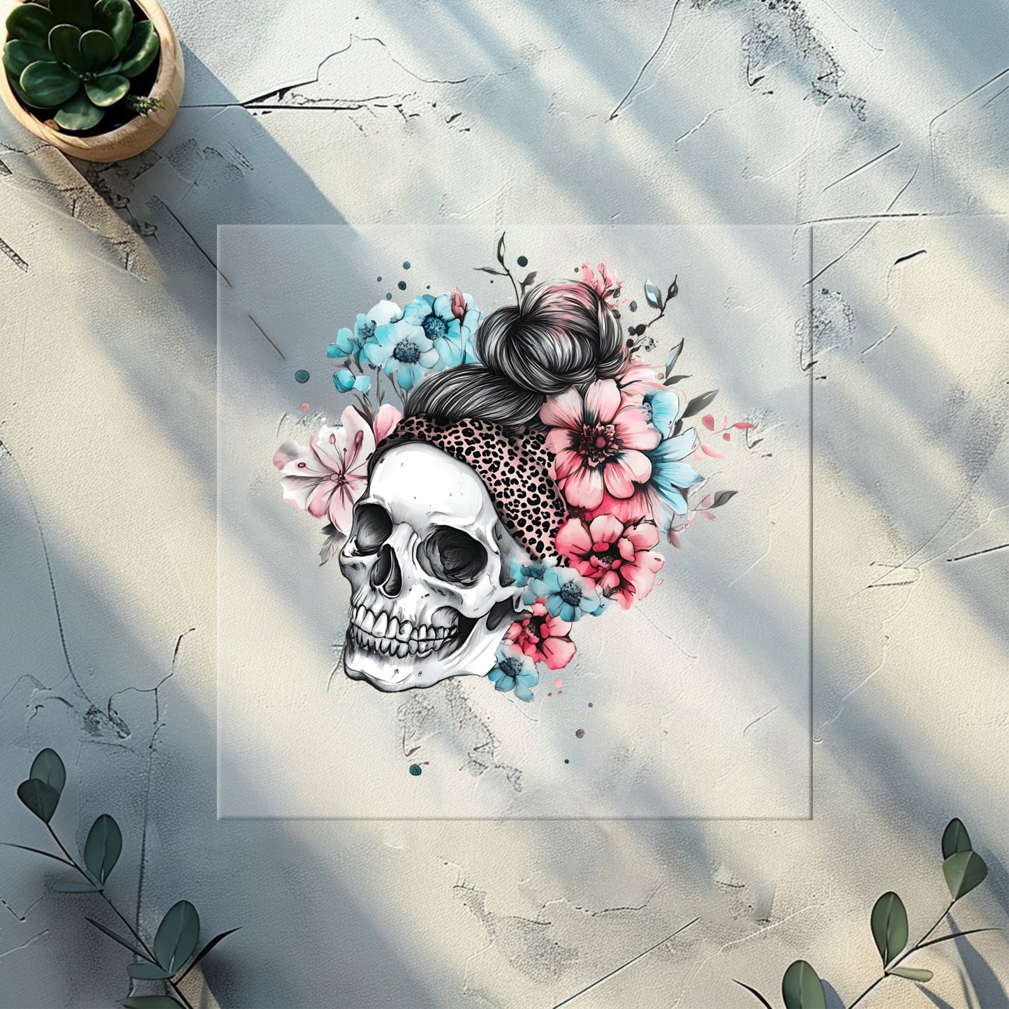Rockiger Skull-Print mit floralen Akzenten als stylisches Bügelmotiv.