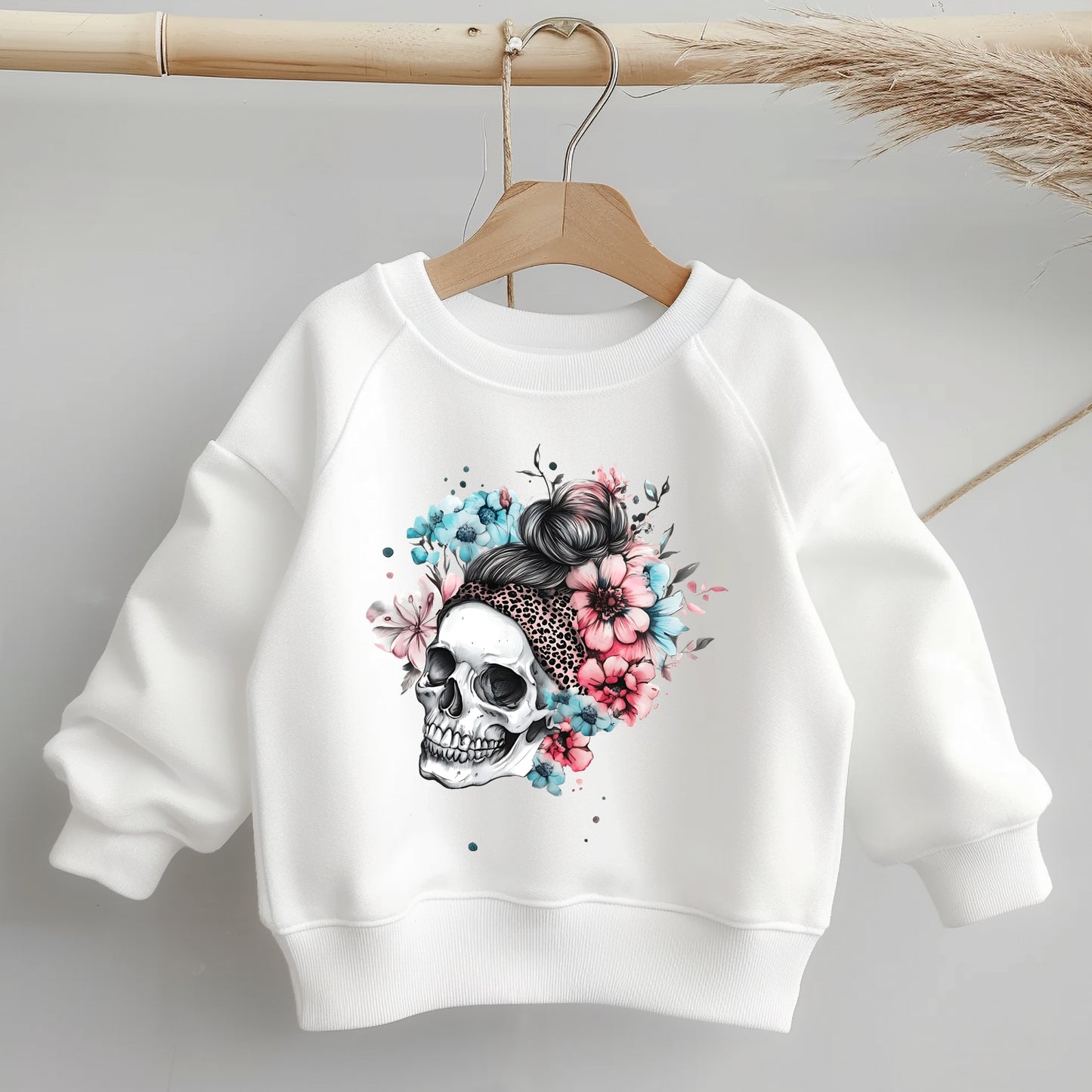 Dark Bloom Bügelbild mit Totenkopf und Blumen.