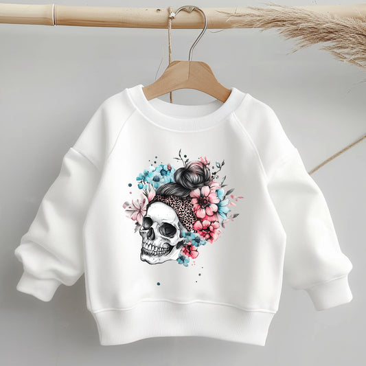 Dark Bloom Bügelbild mit Totenkopf und Blumen.