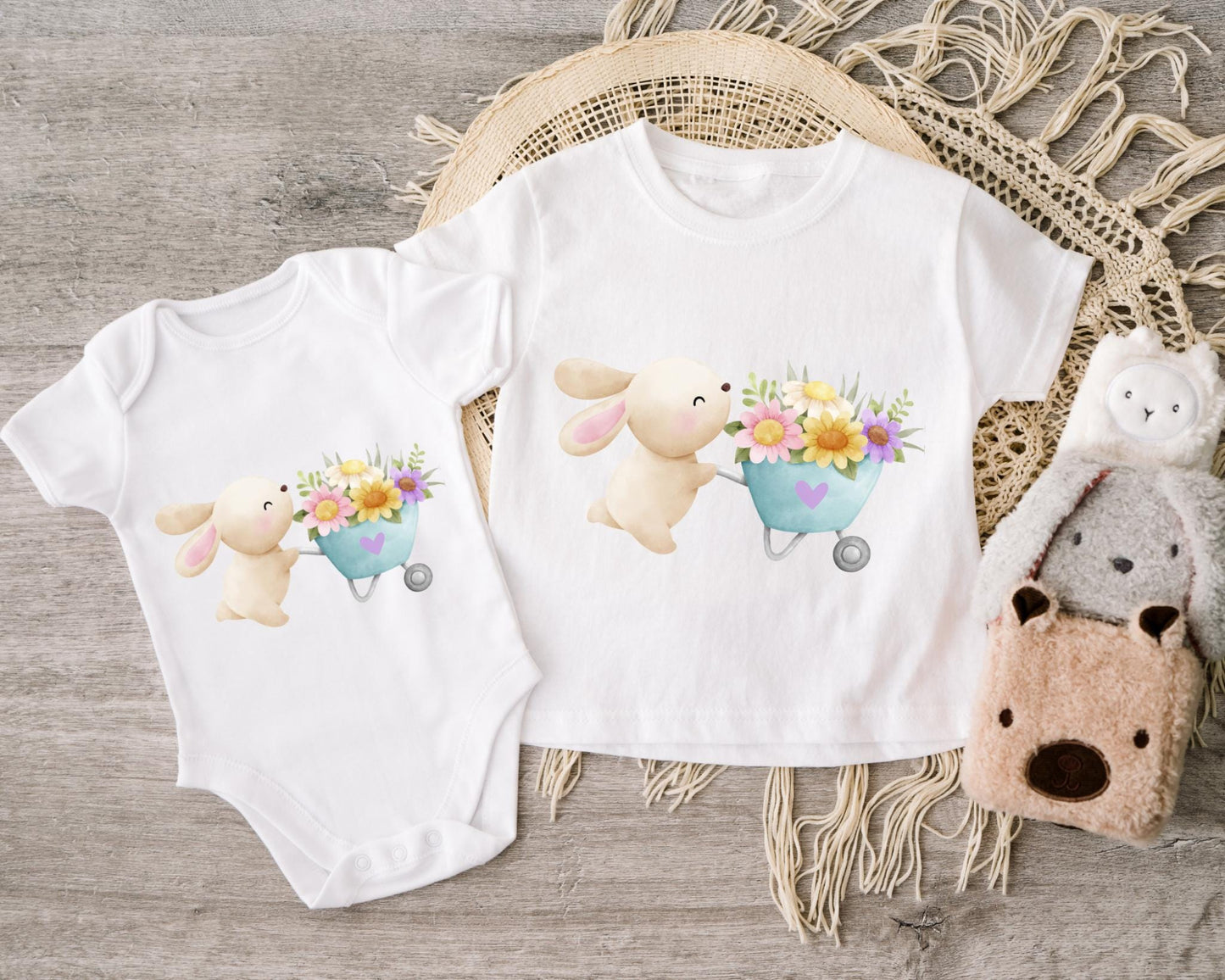 Liebevolles Häschen mit Blumenwagen als Bügelbild für Baby- & Kindermode.