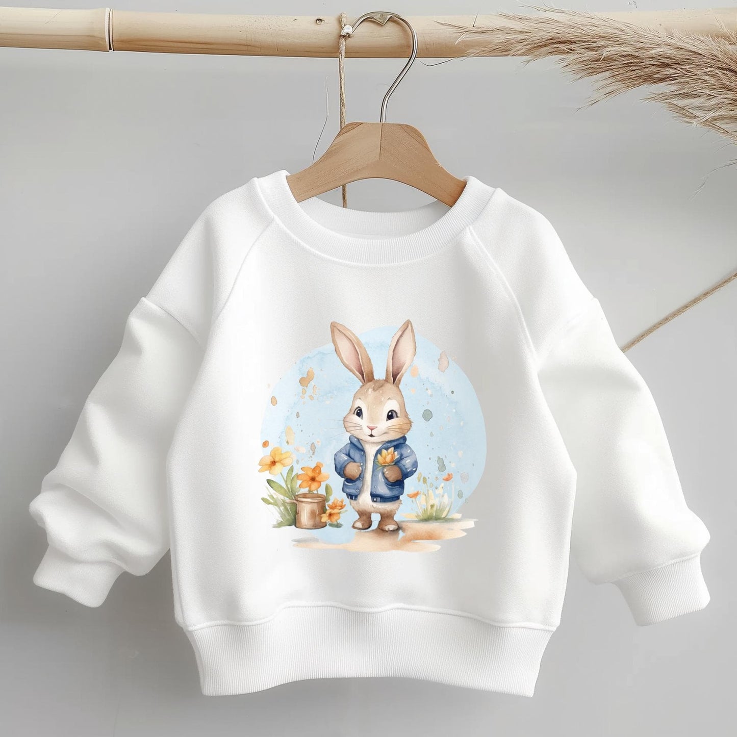 Hochwertiges Bügelbild mit Hase in Jeansjacke für DIY-Projekte.