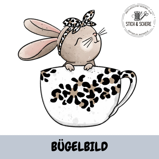 BĂŒgelbild Tassenhase Katzengold-Designs â Hase mit Leo-Schleife in Herz-Leo-Tasse â 10 oder 15 cm