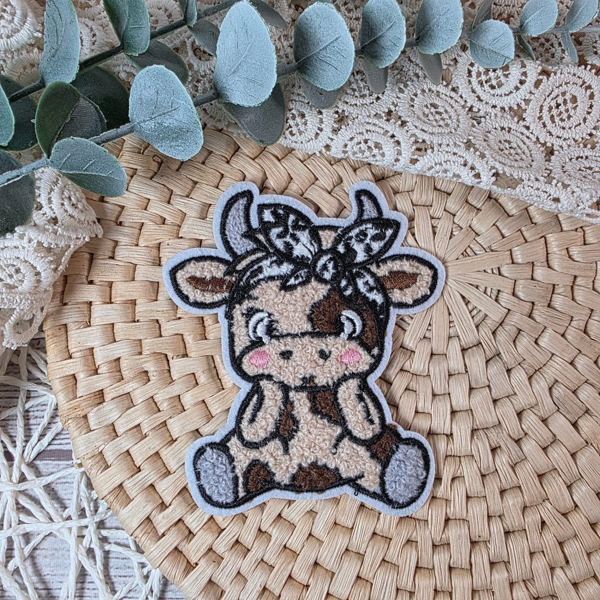 Chenille Patch Schokokuh von Katzengold-Design – niedliche braun-beige Kuh mit gemustertem Tuch, ca. 10 cm