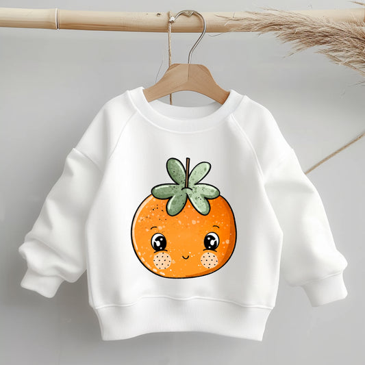 Kinder-Sweatshirt mit mittig aufgebügelter Mandarine ohne Brille – fröhliches Obstgesicht mit grünem Blatt, klar und gut sichtbar auf der Vorderseite.