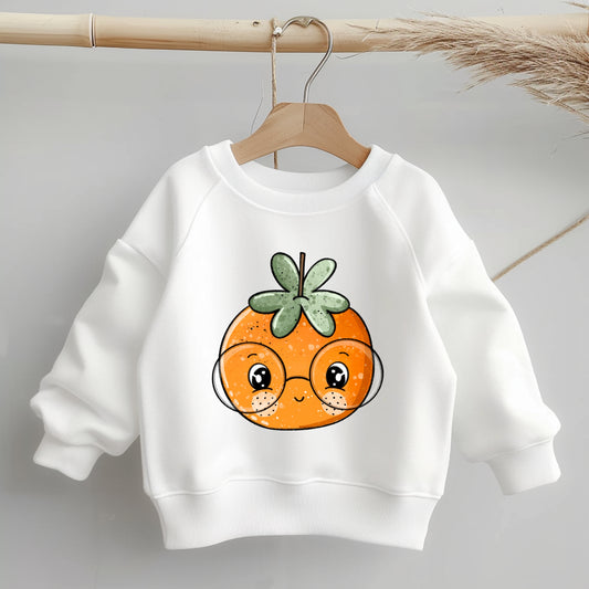 Kinder-Sweatshirt mit mittig aufgebügelter Clementine „Clementini“: fröhliches Obstgesicht mit runder Brille und grünem Blatt – klares, gut sichtbares Motiv für Kinderkleidung.