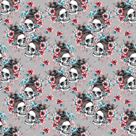 Dark Bloom Stoff mit Totenköpfen und Blumen auf hellgrau.
