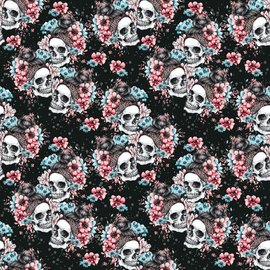 Dark Bloom Stoff mit Totenkopf und Blumen auf schwarzem Hintergrund.