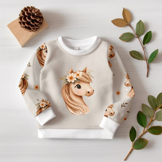 Florales Pferde-Design auf hellem Stoffhintergrund – ideal für Mädchenkleidung.