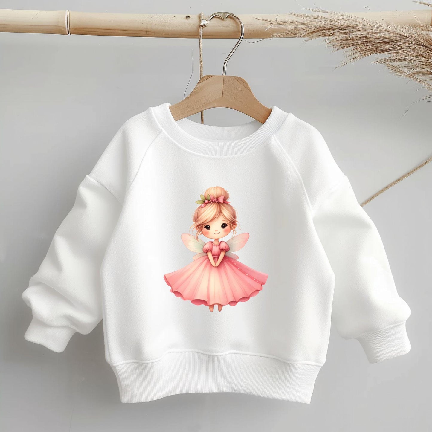 Bügelbild „Kleine Fee“ mit zauberhaftem Feenmotiv auf weißem Kinderpullover.