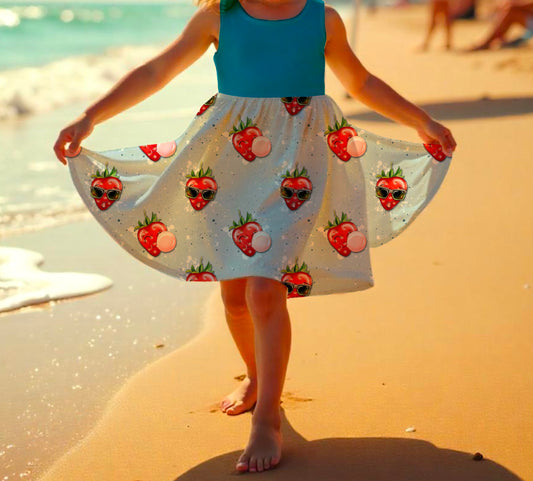 Mädchenkleid mit fruchtigem Erdbeermuster und azurblauem Oberteil aus Bio-Baumwolle.