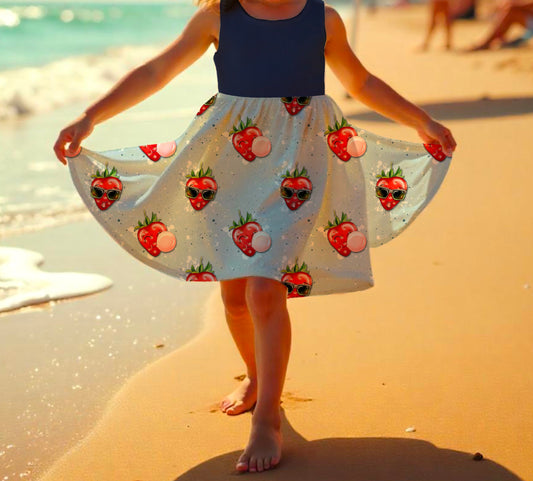 Sommerkleid für Mädchen mit frechen Erdbeeren und Oberteil in Jeansblau.