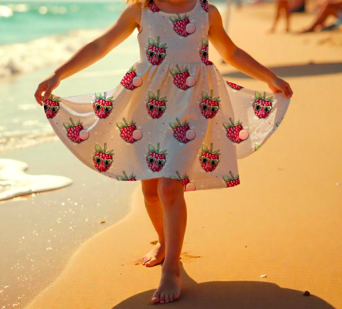 Drehkleid mit lustigen Himbeeren mit Herzbrillen und Kaugummi auf roséfarbenem Jersey.