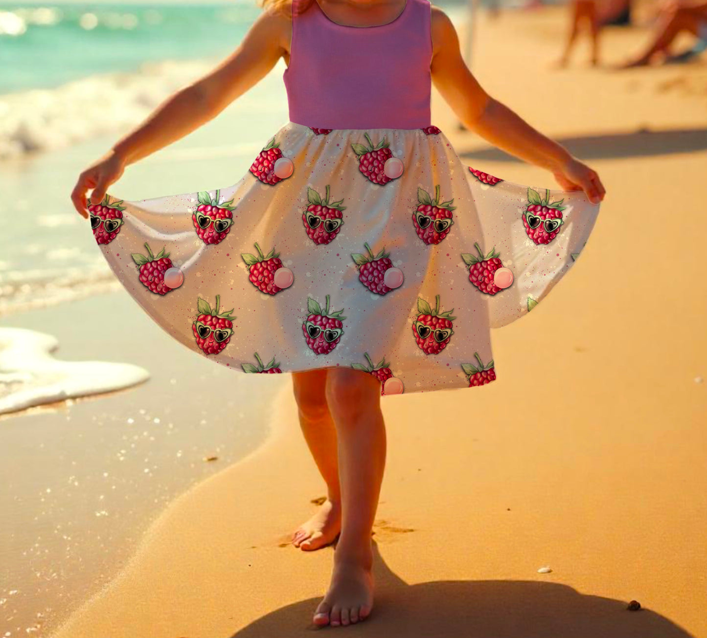 Mädchenkleid mit Bio-Jersey in Hellviolett und lustigen Himbeermotiven.