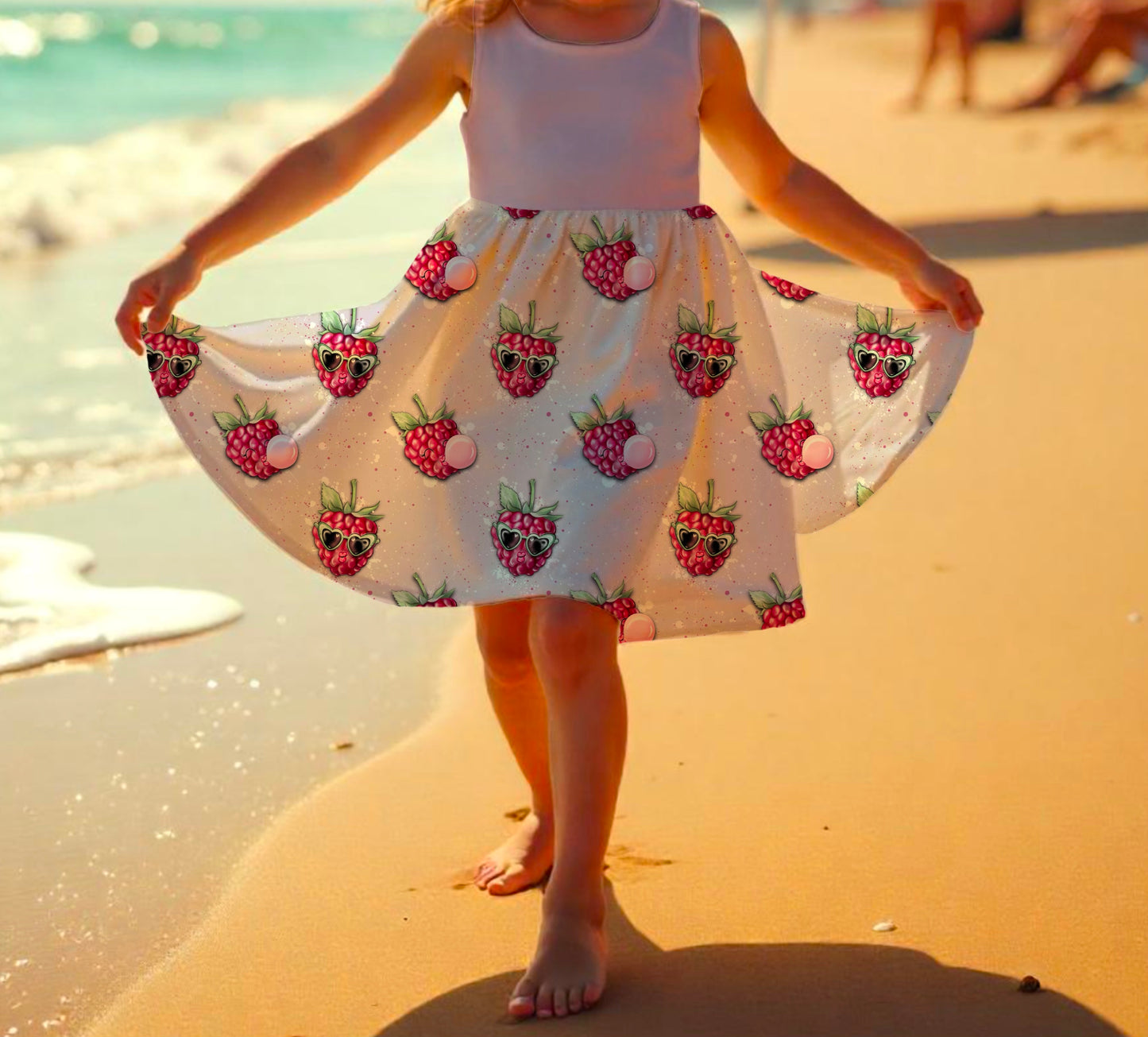 Verspieltes Drehkleid mit schwingendem Rock und frechen Himbeeren auf Lavendel-Jersey.