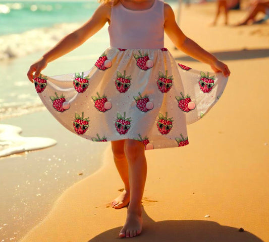 Verspieltes Drehkleid mit schwingendem Rock und frechen Himbeeren auf Lavendel-Jersey.