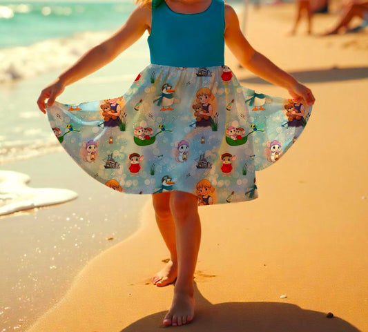 Drehkleid „Retter in der Not“ mit Helden-Motiven und weit schwingendem Rock.