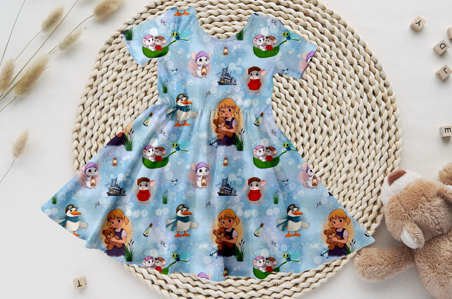 Kinder-Drehkleid in Hellblau mit Mäusen, Libellen & mutiger Mädchenfigur.