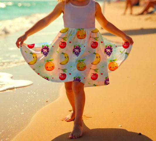 Drehkleid „Süße Früchte“ mit lavendelfarbenem Jersey und lustigen Früchten.