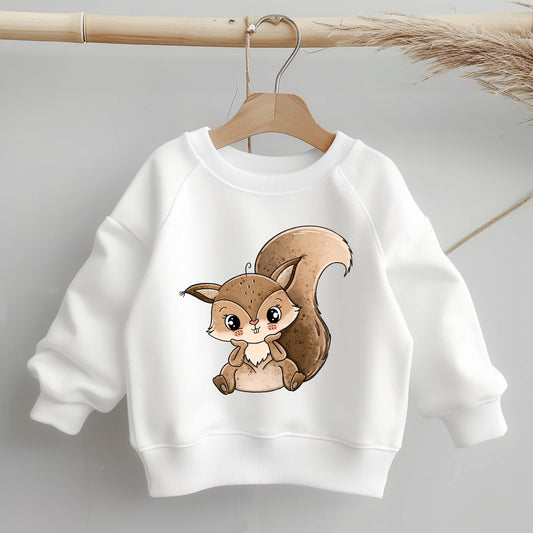 „Kinder-Sweater mit mittig platziertem Bügelbild eines braunen Eichhörnchens; zeigt gut die Größe und Position des Motivs auf dem Kleidungsstück.“