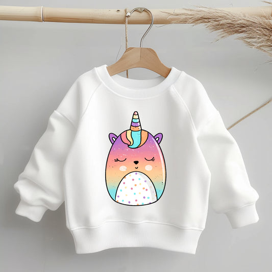 „Mockup eines Kinder-Sweaters: mittig auf der Brust das Bügelbild eines pastellfarbenen Einhorns mit Regenbogenmähne; zeigt Größe und Platzierung des Motivs.“