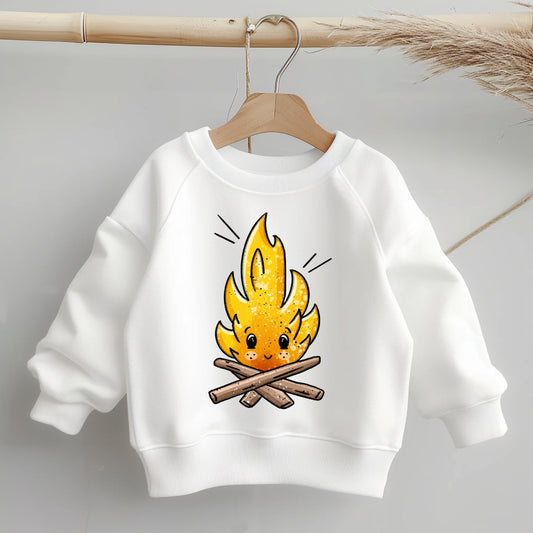 „Mockup eines Kinder-Sweaters: mittig auf der Brust das Bügelbild einer lächelnden Flamme über gekreuzten Holzscheiten; zeigt Größe und Platzierung des Motivs.“