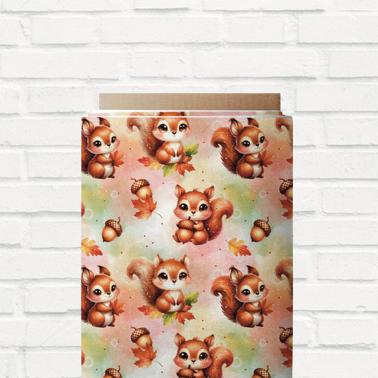 Weicher French Terry Stoff mit Eichhörnchen, Blättern und Eicheln für Kinderkleidung.