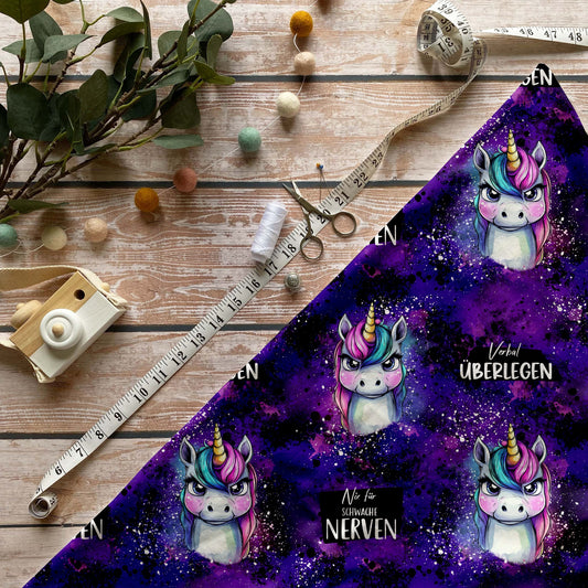 Lila French Terry Stoff "Grumpycorn" mit Einhornmotiv – perfekt für kreative Outfits.