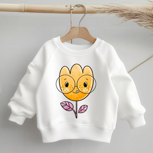 „Mockup eines Kinder-Sweaters: mittig auf der Brust das Bügelbild einer gelben Tulpe mit Brille; zeigt Größe und Platzierung des Motivs.“