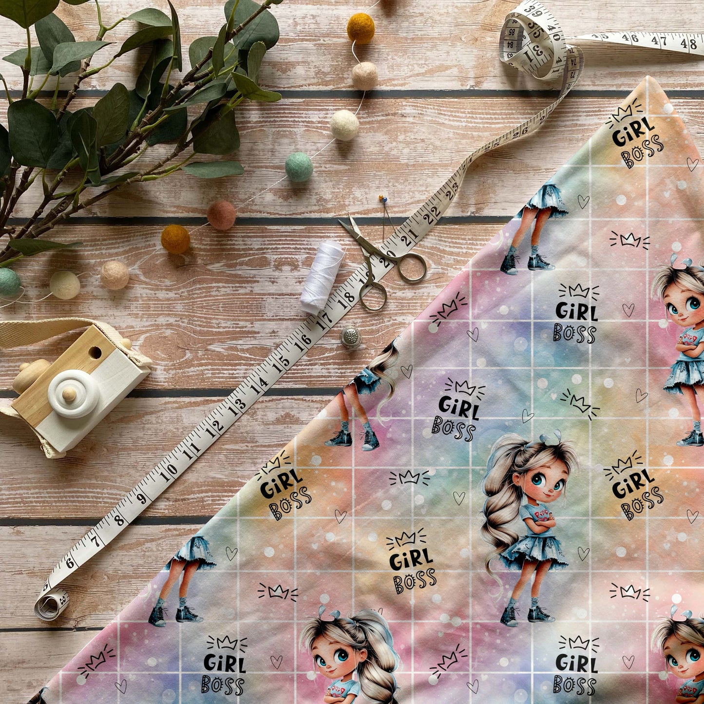 Girl Boss Stoff mit rosa Hintergrundelementen und starkem Statement