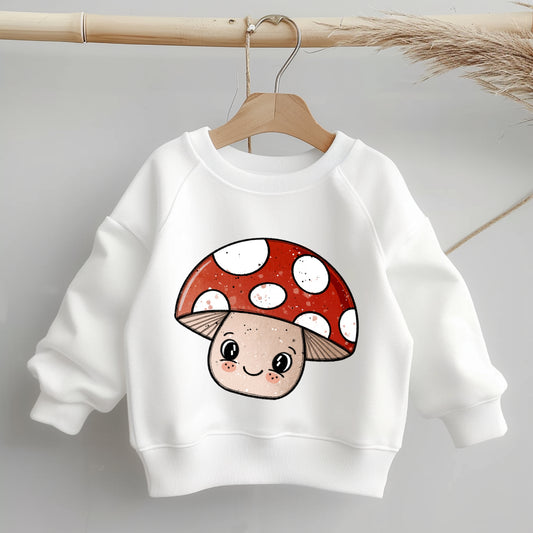 „Kinder-Sweater mit mittig platziertem Bügelbild ‚Glückspilz/Fliegenpilz‘; zeigt Größe und Position des Motivs auf dem Kleidungsstück.“