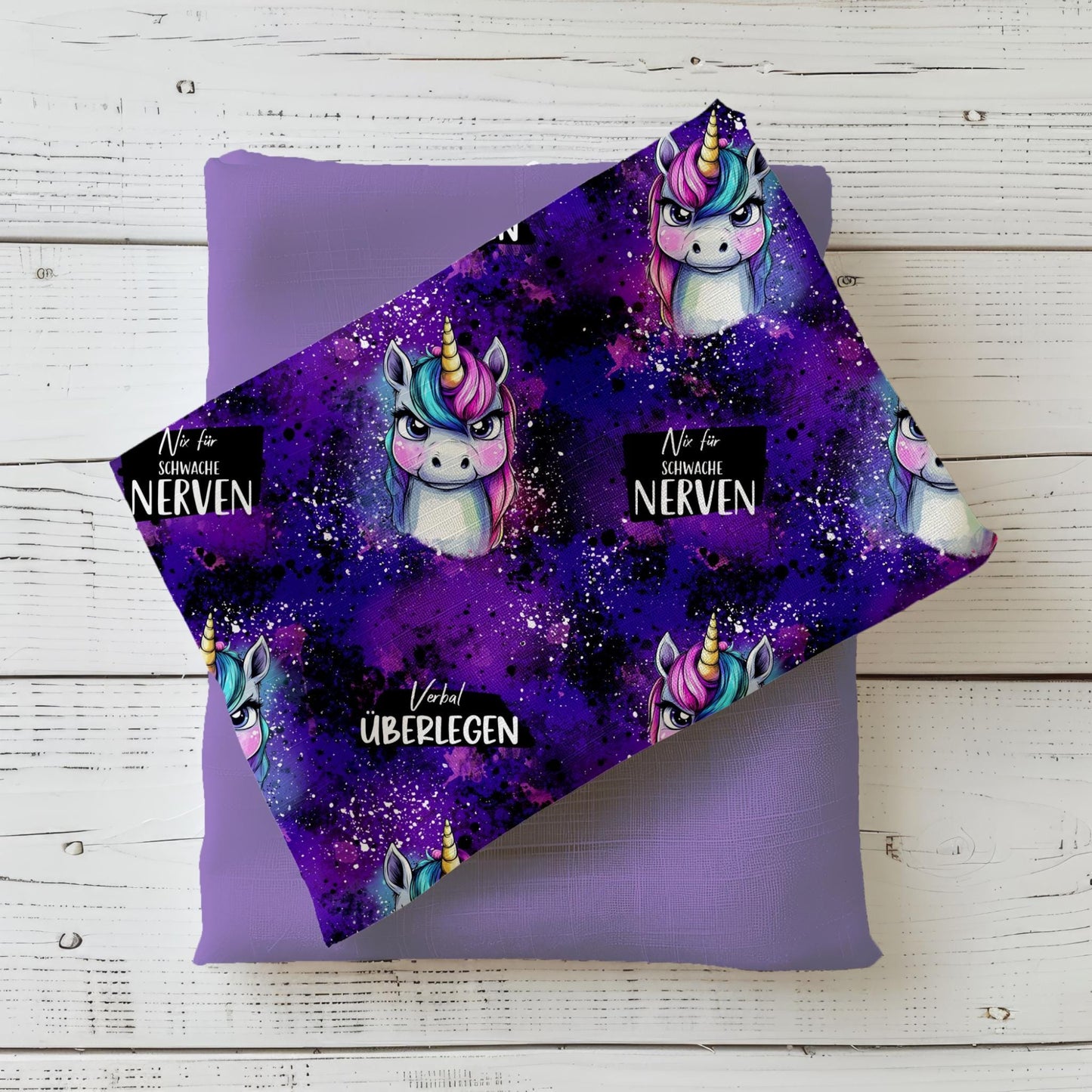 Kinderstoff "Grumpycorn – Lila" Meterware aus Jersey & French Terry mit frechem Einhorn-Motiv.