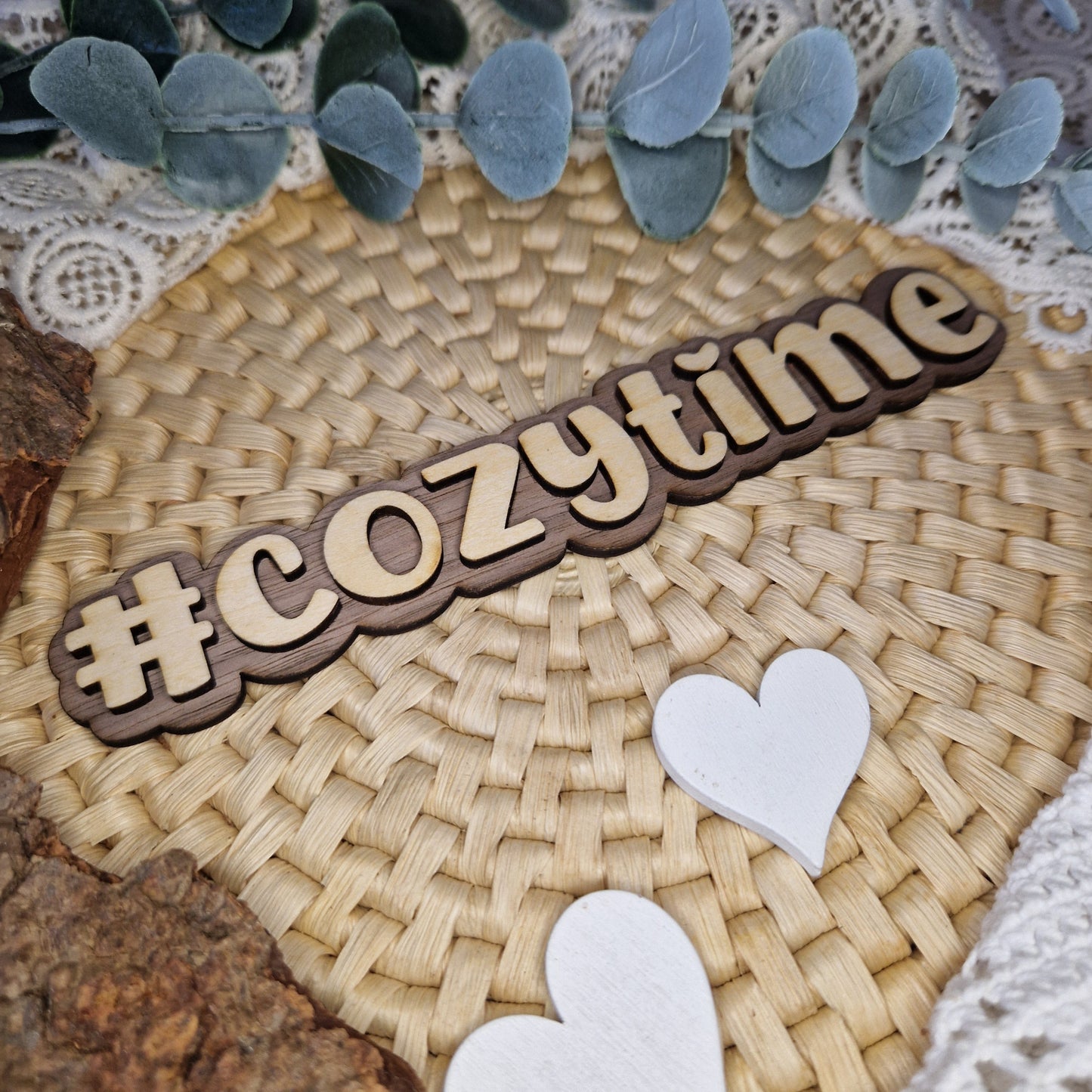 Gemütlichkeit pur – #COZYTIME aus Holz
🍂 Dein Statement für gemütliche Stunden: Der dekorative Holzschriftzug #COZYTIME passt perfekt zu herbstlichen Abenden, Lesestunden und Kaffeepausen.
Mit 16 x 3 cm harmoniert er wunderbar mit Kerzen, Strickdecken und heißen Getränken.
Ein Must-have für Social-Media-Fotos, Etsy-Produkte oder deine persönliche Wohn-Deko.